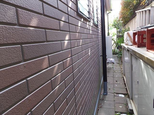 羽島市で外壁を点検し窯業系サイディングに丸いぽっちがあり、さらに目地シーリングの劣化を確認